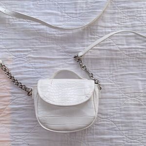 Mini white puse with crossbody strap